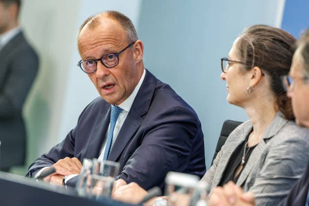 Pressekonferenz zur Übergabe des Berichts der Alterssicherungskommission Pressekonferenz zur Übergabe des Berichts der Alterssicherungskommission an den Bundeskanzler Friedrich Merz und Baerbel Bas (SPD), Bundesministerin fuer Arbeit und Soziales im Bundeskanzleramt in Berlin am 23. Juli 2026. Berlin Berlin Deutschland Bundeskanzleramt *** Press Conference on the Presentation of the Report by the Pension Security Commission Press Conference on the Presentation of the Report by the Pension Security Commission to Federal Chancellor Friedrich Merz and Baerbel Bas (SPD), Federal Minister of Labor and Social Affairs at the Federal Chancellery in Berlin on July 23, 2026 Berlin Berlin Germany Federal Chancellery,detected_source_language