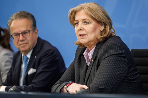 Pressekonferenz zur Übergabe des Berichts der Alterssicherungskommission Pressekonferenz zur Übergabe des Berichts der Alterssicherungskommission an den Bundeskanzler Friedrich Merz und Baerbel Bas (SPD), Bundesministerin fuer Arbeit und Soziales im Bundeskanzleramt in Berlin am 23. Juli 2026. Berlin Berlin Deutschland Bundeskanzleramt *** Press Conference on the Presentation of the Report by the Pension Security Commission Press Conference on the Presentation of the Report by the Pension Security Commission to Federal Chancellor Friedrich Merz and Baerbel Bas (SPD), Federal Minister of Labor and Social Affairs at the Federal Chancellery in Berlin on July 23, 2026 Berlin Berlin Germany Federal Chancellery,detected_source_language