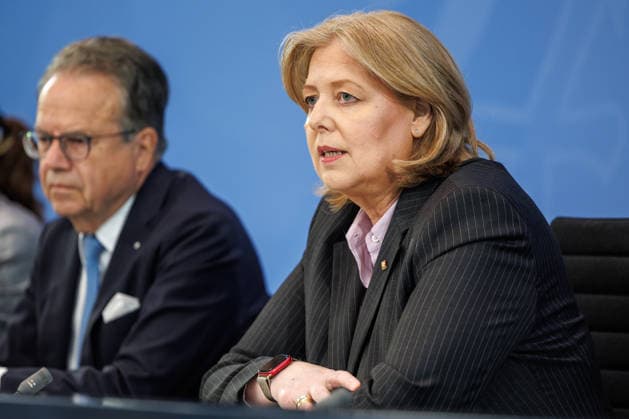 Pressekonferenz zur Übergabe des Berichts der Alterssicherungskommission Pressekonferenz zur Übergabe des Berichts der Alterssicherungskommission an den Bundeskanzler Friedrich Merz und Baerbel Bas (SPD), Bundesministerin fuer Arbeit und Soziales im Bundeskanzleramt in Berlin am 23. Juli 2026. Berlin Berlin Deutschland Bundeskanzleramt *** Press Conference on the Presentation of the Report by the Pension Security Commission Press Conference on the Presentation of the Report by the Pension Security Commission to Federal Chancellor Friedrich Merz and Baerbel Bas (SPD), Federal Minister of Labor and Social Affairs at the Federal Chancellery in Berlin on July 23, 2026 Berlin Berlin Germany Federal Chancellery,detected_source_language
