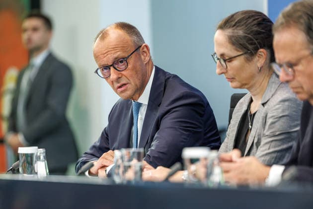 Pressekonferenz zur Übergabe des Berichts der Alterssicherungskommission Pressekonferenz zur Übergabe des Berichts der Alterssicherungskommission an den Bundeskanzler Friedrich Merz und Baerbel Bas (SPD), Bundesministerin fuer Arbeit und Soziales im Bundeskanzleramt in Berlin am 23. Juli 2026. Berlin Berlin Deutschland Bundeskanzleramt *** Press Conference on the Presentation of the Report by the Pension Security Commission Press Conference on the Presentation of the Report by the Pension Security Commission to Federal Chancellor Friedrich Merz and Baerbel Bas (SPD), Federal Minister of Labor and Social Affairs at the Federal Chancellery in Berlin on July 23, 2026 Berlin Berlin Germany Federal Chancellery,detected_source_language