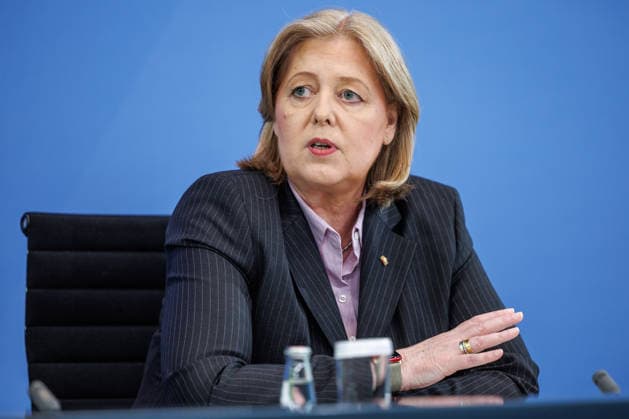 Pressekonferenz zur Übergabe des Berichts der Alterssicherungskommission Pressekonferenz zur Übergabe des Berichts der Alterssicherungskommission an den Bundeskanzler Friedrich Merz und Baerbel Bas (SPD), Bundesministerin fuer Arbeit und Soziales im Bundeskanzleramt in Berlin am 23. Juli 2026. Berlin Berlin Deutschland Bundeskanzleramt *** Press Conference on the Presentation of the Report by the Pension Security Commission Press Conference on the Presentation of the Report by the Pension Security Commission to Federal Chancellor Friedrich Merz and Baerbel Bas (SPD), Federal Minister of Labor and Social Affairs at the Federal Chancellery in Berlin on July 23, 2026 Berlin Berlin Germany Federal Chancellery,detected_source_language