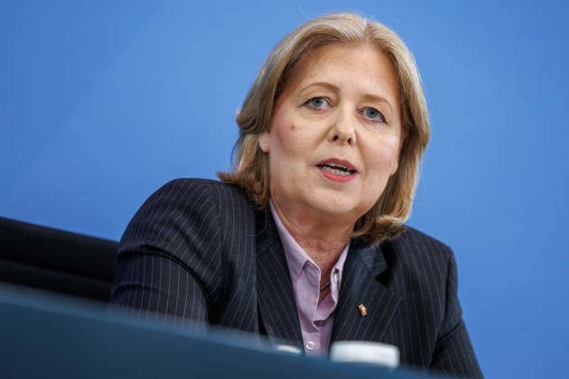 Pressekonferenz zur Übergabe des Berichts der Alterssicherungskommission Pressekonferenz zur Übergabe des Berichts der Alterssicherungskommission an den Bundeskanzler Friedrich Merz und Baerbel Bas (SPD), Bundesministerin fuer Arbeit und Soziales im Bundeskanzleramt in Berlin am 23. Juli 2026. Berlin Berlin Deutschland Bundeskanzleramt *** Press Conference on the Presentation of the Report by the Pension Security Commission Press Conference on the Presentation of the Report by the Pension Security Commission to Federal Chancellor Friedrich Merz and Baerbel Bas (SPD), Federal Minister of Labor and Social Affairs at the Federal Chancellery in Berlin on July 23, 2026 Berlin Berlin Germany Federal Chancellery,detected_source_language