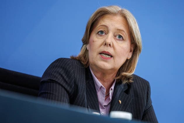 Pressekonferenz zur Übergabe des Berichts der Alterssicherungskommission Pressekonferenz zur Übergabe des Berichts der Alterssicherungskommission an den Bundeskanzler Friedrich Merz und Baerbel Bas (SPD), Bundesministerin fuer Arbeit und Soziales im Bundeskanzleramt in Berlin am 23. Juli 2026. Berlin Berlin Deutschland Bundeskanzleramt *** Press Conference on the Presentation of the Report by the Pension Security Commission Press Conference on the Presentation of the Report by the Pension Security Commission to Federal Chancellor Friedrich Merz and Baerbel Bas (SPD), Federal Minister of Labor and Social Affairs at the Federal Chancellery in Berlin on July 23, 2026 Berlin Berlin Germany Federal Chancellery,detected_source_language