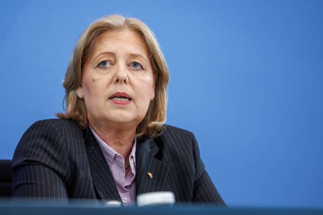 Pressekonferenz zur Übergabe des Berichts der Alterssicherungskommission Pressekonferenz zur Übergabe des Berichts der Alterssicherungskommission an den Bundeskanzler Friedrich Merz und Baerbel Bas (SPD), Bundesministerin fuer Arbeit und Soziales im Bundeskanzleramt in Berlin am 23. Juli 2026. Berlin Berlin Deutschland Bundeskanzleramt *** Press Conference on the Presentation of the Report by the Pension Security Commission Press Conference on the Presentation of the Report by the Pension Security Commission to Federal Chancellor Friedrich Merz and Baerbel Bas (SPD), Federal Minister of Labor and Social Affairs at the Federal Chancellery in Berlin on July 23, 2026 Berlin Berlin Germany Federal Chancellery,detected_source_language