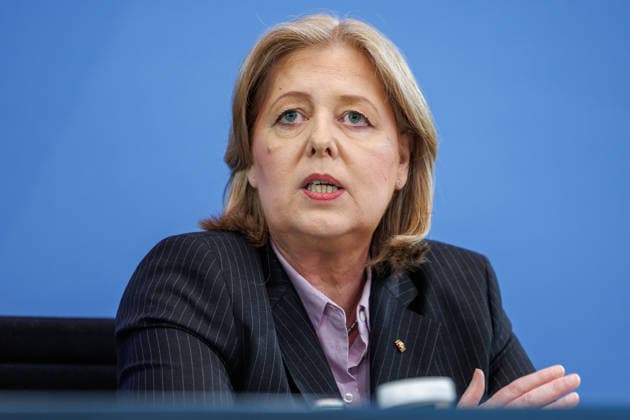 Pressekonferenz zur Übergabe des Berichts der Alterssicherungskommission Pressekonferenz zur Übergabe des Berichts der Alterssicherungskommission an den Bundeskanzler Friedrich Merz und Baerbel Bas (SPD), Bundesministerin fuer Arbeit und Soziales im Bundeskanzleramt in Berlin am 23. Juli 2026. Berlin Berlin Deutschland Bundeskanzleramt *** Press Conference on the Presentation of the Report by the Pension Security Commission Press Conference on the Presentation of the Report by the Pension Security Commission to Federal Chancellor Friedrich Merz and Baerbel Bas (SPD), Federal Minister of Labor and Social Affairs at the Federal Chancellery in Berlin on July 23, 2026 Berlin Berlin Germany Federal Chancellery,detected_source_language