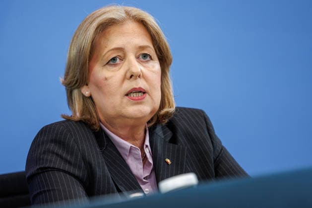 Pressekonferenz zur Übergabe des Berichts der Alterssicherungskommission Pressekonferenz zur Übergabe des Berichts der Alterssicherungskommission an den Bundeskanzler Friedrich Merz und Baerbel Bas (SPD), Bundesministerin fuer Arbeit und Soziales im Bundeskanzleramt in Berlin am 23. Juli 2026. Berlin Berlin Deutschland Bundeskanzleramt *** Press Conference on the Presentation of the Report by the Pension Security Commission Press Conference on the Presentation of the Report by the Pension Security Commission to Federal Chancellor Friedrich Merz and Baerbel Bas (SPD), Federal Minister of Labor and Social Affairs at the Federal Chancellery in Berlin on July 23, 2026 Berlin Berlin Germany Federal Chancellery,detected_source_language