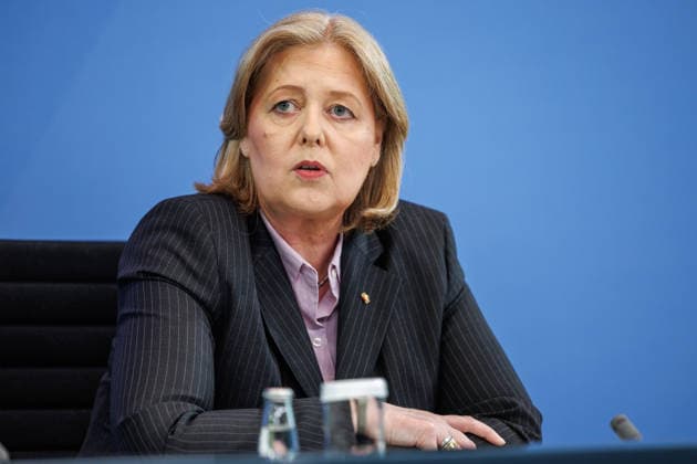 Pressekonferenz zur Übergabe des Berichts der Alterssicherungskommission Pressekonferenz zur Übergabe des Berichts der Alterssicherungskommission an den Bundeskanzler Friedrich Merz und Baerbel Bas (SPD), Bundesministerin fuer Arbeit und Soziales im Bundeskanzleramt in Berlin am 23. Juli 2026. Berlin Berlin Deutschland Bundeskanzleramt *** Press Conference on the Presentation of the Report by the Pension Security Commission Press Conference on the Presentation of the Report by the Pension Security Commission to Federal Chancellor Friedrich Merz and Baerbel Bas (SPD), Federal Minister of Labor and Social Affairs at the Federal Chancellery in Berlin on July 23, 2026 Berlin Berlin Germany Federal Chancellery,detected_source_language