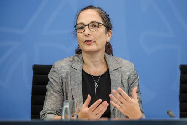 Pressekonferenz zur Übergabe des Berichts der Alterssicherungskommission Pressekonferenz zur Übergabe des Berichts der Alterssicherungskommission an den Bundeskanzler Friedrich Merz und Baerbel Bas (SPD), Bundesministerin fuer Arbeit und Soziales im Bundeskanzleramt in Berlin am 23. Juli 2026. Kommissionsvorsitzenden Constanze Janda spricht zu den Anwesenden. Berlin Berlin Deutschland Bundeskanzleramt *** Press Conference on the Presentation of the Report by the Pension Security Commission Press Conference on the Presentation of the Report by the Pension Security Commission to Federal Chancellor Friedrich Merz and Baerbel Bas (SPD), Federal Minister of Labor and Social Affairs at the Federal Chancellery in Berlin on July 23, 2026 Commissi