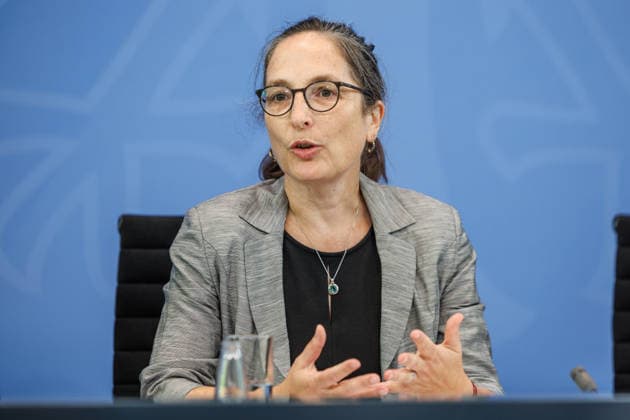 Pressekonferenz zur Übergabe des Berichts der Alterssicherungskommission Pressekonferenz zur Übergabe des Berichts der Alterssicherungskommission an den Bundeskanzler Friedrich Merz und Baerbel Bas (SPD), Bundesministerin fuer Arbeit und Soziales im Bundeskanzleramt in Berlin am 23. Juli 2026. Kommissionsvorsitzenden Constanze Janda spricht zu den Anwesenden. Berlin Berlin Deutschland Bundeskanzleramt *** Press Conference on the Presentation of the Report by the Pension Security Commission Press Conference on the Presentation of the Report by the Pension Security Commission to Federal Chancellor Friedrich Merz and Baerbel Bas (SPD), Federal Minister of Labor and Social Affairs at the Federal Chancellery in Berlin on July 23, 2026 Commissi