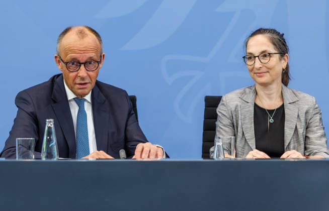 Pressekonferenz zur Übergabe des Berichts der Alterssicherungskommission Pressekonferenz zur Übergabe des Berichts der Alterssicherungskommission an den Bundeskanzler Friedrich Merz und Baerbel Bas (SPD), Bundesministerin fuer Arbeit und Soziales im Bundeskanzleramt in Berlin am 23. Juli 2026. Berlin Berlin Deutschland Bundeskanzleramt *** Press Conference on the Presentation of the Report by the Pension Security Commission Press Conference on the Presentation of the Report by the Pension Security Commission to Federal Chancellor Friedrich Merz and Baerbel Bas (SPD), Federal Minister of Labor and Social Affairs at the Federal Chancellery in Berlin on July 23, 2026 Berlin Berlin Germany Federal Chancellery,detected_source_language