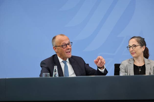 Pressekonferenz zur Übergabe des Berichts der Alterssicherungskommission Pressekonferenz zur Übergabe des Berichts der Alterssicherungskommission an den Bundeskanzler Friedrich Merz und Baerbel Bas (SPD), Bundesministerin fuer Arbeit und Soziales im Bundeskanzleramt in Berlin am 23. Juli 2026. Berlin Berlin Deutschland Bundeskanzleramt *** Press Conference on the Presentation of the Report by the Pension Security Commission Press Conference on the Presentation of the Report by the Pension Security Commission to Federal Chancellor Friedrich Merz and Baerbel Bas (SPD), Federal Minister of Labor and Social Affairs at the Federal Chancellery in Berlin on July 23, 2026 Berlin Berlin Germany Federal Chancellery,detected_source_language