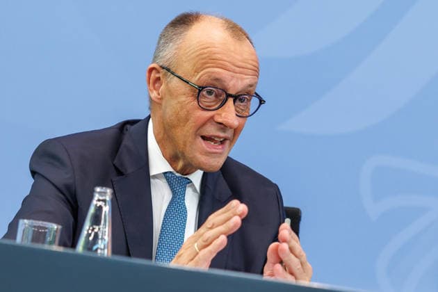 Pressekonferenz zur Übergabe des Berichts der Alterssicherungskommission Pressekonferenz zur Übergabe des Berichts der Alterssicherungskommission an den Bundeskanzler Friedrich Merz und Baerbel Bas (SPD), Bundesministerin fuer Arbeit und Soziales im Bundeskanzleramt in Berlin am 23. Juli 2026. Berlin Berlin Deutschland Bundeskanzleramt *** Press Conference on the Presentation of the Report by the Pension Security Commission Press Conference on the Presentation of the Report by the Pension Security Commission to Federal Chancellor Friedrich Merz and Baerbel Bas (SPD), Federal Minister of Labor and Social Affairs at the Federal Chancellery in Berlin on July 23, 2026 Berlin Berlin Germany Federal Chancellery,detected_source_language