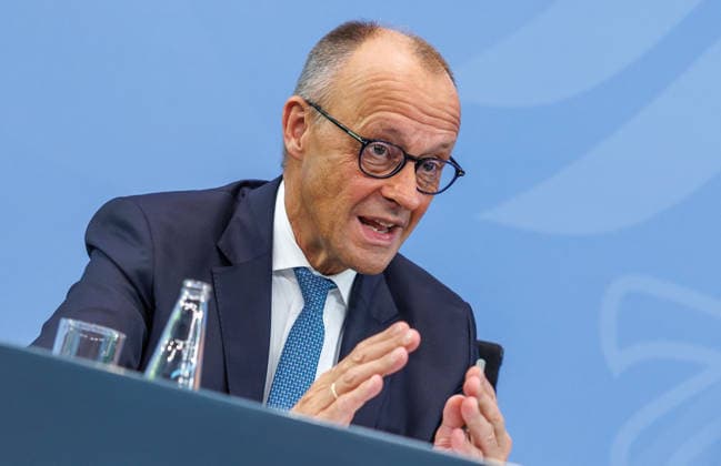 Pressekonferenz zur Übergabe des Berichts der Alterssicherungskommission Pressekonferenz zur Übergabe des Berichts der Alterssicherungskommission an den Bundeskanzler Friedrich Merz und Baerbel Bas (SPD), Bundesministerin fuer Arbeit und Soziales im Bundeskanzleramt in Berlin am 23. Juli 2026. Berlin Berlin Deutschland Bundeskanzleramt *** Press Conference on the Presentation of the Report by the Pension Security Commission Press Conference on the Presentation of the Report by the Pension Security Commission to Federal Chancellor Friedrich Merz and Baerbel Bas (SPD), Federal Minister of Labor and Social Affairs at the Federal Chancellery in Berlin on July 23, 2026 Berlin Berlin Germany Federal Chancellery,detected_source_language