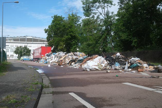 23.06.2026 Recyclingfahrzeug verliert Ladung Dessau-Roßlau Ein Recyclingfahrzeug verliert seine Ladung in der Erich-Köckert-Straße, Höhe Friedhof III Stahlbau Dessau. Vermutlich gab es eine Entzündung, Deails bitte bei der Pressestelle der Polizei erfragen. Dessau-Roßlau Sachsen-Anhalt Deutschland *** June 23, 2026 Recycling Truck Loses Its Load in Dessau-Roßlau A recycling truck lost its load on Erich Köckert Street, near Cemetery III and Stahlbau Dessau. It is believed that a fire broke out; Please contact the police press office for details. Dessau-Roßlau, Saxony-Anhalt, Germany,detected_source_language
