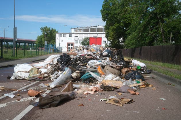 23.06.2026 Recyclingfahrzeug verliert Ladung Dessau-Roßlau Ein Recyclingfahrzeug verliert seine Ladung in der Erich-Köckert-Straße, Höhe Friedhof III Stahlbau Dessau. Vermutlich gab es eine Entzündung, Deails bitte bei der Pressestelle der Polizei erfragen. Dessau-Roßlau Sachsen-Anhalt Deutschland *** June 23, 2026 Recycling Truck Loses Its Load in Dessau-Roßlau A recycling truck lost its load on Erich Köckert Street, near Cemetery III and Stahlbau Dessau. It is believed that a fire broke out; Please contact the police press office for details. Dessau-Roßlau, Saxony-Anhalt, Germany,detected_source_language