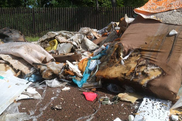 23.06.2026 Recyclingfahrzeug verliert Ladung Dessau-Roßlau Ein Recyclingfahrzeug verliert seine Ladung in der Erich-Köckert-Straße, Höhe Friedhof III Stahlbau Dessau. Vermutlich gab es eine Entzündung, Deails bitte bei der Pressestelle der Polizei erfragen. Dessau-Roßlau Sachsen-Anhalt Deutschland *** June 23, 2026 Recycling Truck Loses Its Load in Dessau-Roßlau A recycling truck lost its load on Erich Köckert Street, near Cemetery III and Stahlbau Dessau. It is believed that a fire broke out; Please contact the police press office for details. Dessau-Roßlau, Saxony-Anhalt, Germany,detected_source_language