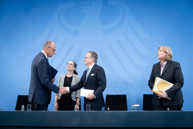 Bundeskanzler Friedrich Merz, Bärbel Bas, Bundesministerin Berlin, Bundeskanzleramt, Übergabe Bericht der Alterssicherungskommission , Bundeskanzler Friedrich Merz, Bärbel Bas, Bundesministerin für Arbeit und Soziales, Pressekonferenz Berlin Berlin GER *** Chancellor Friedrich Merz, Bärbel Bas, Federal Minister, Berlin, Federal Chancellery, Presentation of the Report by the Commission on Old-Age Security, Chancellor Friedrich Merz, Bärbel Bas, Federal Minister of Labor and Social Affairs, Press Conference, Berlin, Berlin, GER,detected_source_language