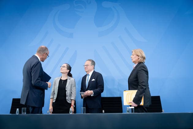 Bundeskanzler Friedrich Merz, Bärbel Bas, Bundesministerin Berlin, Bundeskanzleramt, Übergabe Bericht der Alterssicherungskommission , Bundeskanzler Friedrich Merz, Bärbel Bas, Bundesministerin für Arbeit und Soziales, Pressekonferenz Berlin Berlin GER *** Chancellor Friedrich Merz, Bärbel Bas, Federal Minister, Berlin, Federal Chancellery, Presentation of the Report by the Commission on Old-Age Security, Chancellor Friedrich Merz, Bärbel Bas, Federal Minister of Labor and Social Affairs, Press Conference, Berlin, Berlin, GER,detected_source_language