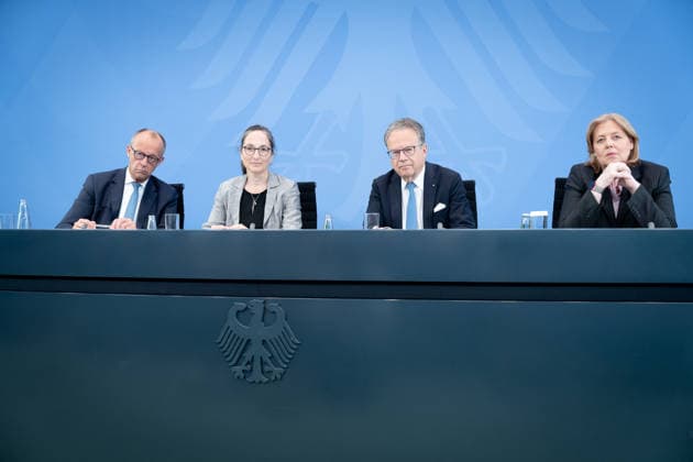 Bundeskanzler Friedrich Merz, Bärbel Bas, Bundesministerin Berlin, Bundeskanzleramt, Übergabe Bericht der Alterssicherungskommission , Bundeskanzler Friedrich Merz, Bärbel Bas, Bundesministerin für Arbeit und Soziales, Pressekonferenz Berlin Berlin GER *** Chancellor Friedrich Merz, Bärbel Bas, Federal Minister, Berlin, Federal Chancellery, Presentation of the Report by the Commission on Old-Age Security, Chancellor Friedrich Merz, Bärbel Bas, Federal Minister of Labor and Social Affairs, Press Conference, Berlin, Berlin, GER,detected_source_language