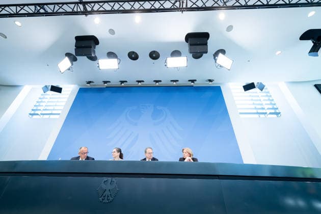 Bundeskanzler Friedrich Merz, Bärbel Bas, Bundesministerin Berlin, Bundeskanzleramt, Übergabe Bericht der Alterssicherungskommission , Bundeskanzler Friedrich Merz, Bärbel Bas, Bundesministerin für Arbeit und Soziales, Pressekonferenz Berlin Berlin GER *** Chancellor Friedrich Merz, Bärbel Bas, Federal Minister, Berlin, Federal Chancellery, Presentation of the Report by the Commission on Old-Age Security, Chancellor Friedrich Merz, Bärbel Bas, Federal Minister of Labor and Social Affairs, Press Conference, Berlin, Berlin, GER,detected_source_language