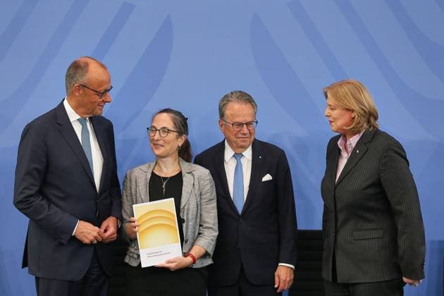 Berlin, Deutschland, 23.06.2026: Bundeskanzleramt: Übergabe des Berichts der Alterssicherungskommission: Bundeskanzler Friedrich Merz (CDU), Constanze Janda, Frank-Jürgen Weise und Bundesministerin für Arbeit und Soziales Bärbel Bas (SPD) *** Berlin, Germany, June 23, 2026, Federal Chancellery Copyright: xdtsxNachrichtenagenturx dts_124459