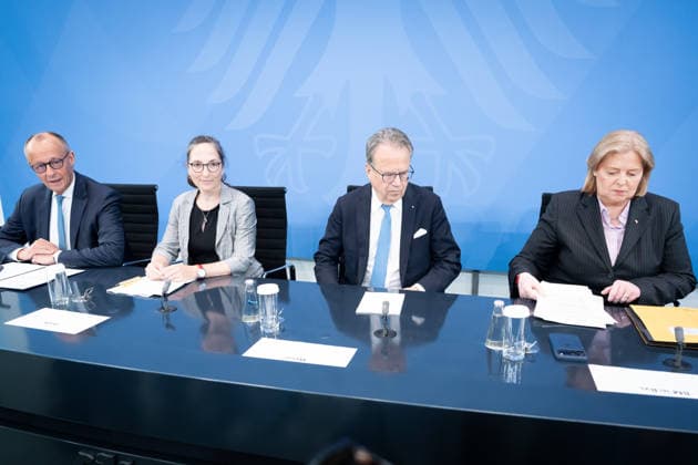 Bundeskanzler Friedrich Merz, Bärbel Bas, Bundesministerin Berlin, Bundeskanzleramt, Übergabe Bericht der Alterssicherungskommission , Bundeskanzler Friedrich Merz, Bärbel Bas, Bundesministerin für Arbeit und Soziales, Pressekonferenz Berlin Berlin GER *** Chancellor Friedrich Merz, Bärbel Bas, Federal Minister, Berlin, Federal Chancellery, Presentation of the Report by the Commission on Old-Age Security, Chancellor Friedrich Merz, Bärbel Bas, Federal Minister of Labor and Social Affairs, Press Conference, Berlin, Berlin, GER,detected_source_language