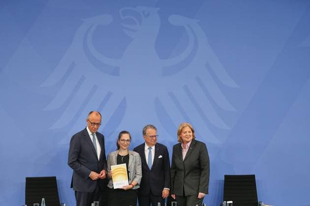 Berlin, Deutschland, 23.06.2026: Bundeskanzleramt: Übergabe des Berichts der Alterssicherungskommission: Bundeskanzler Friedrich Merz (CDU), Constanze Janda, Frank-Jürgen Weise und Bundesministerin für Arbeit und Soziales Bärbel Bas (SPD) *** Berlin, Germany, June 23, 2026, Federal Chancellery Copyright: xdtsxNachrichtenagenturx dts_124460