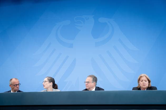 Bundeskanzler Friedrich Merz, Bärbel Bas, Bundesministerin Berlin, Bundeskanzleramt, Übergabe Bericht der Alterssicherungskommission , Bundeskanzler Friedrich Merz, Bärbel Bas, Bundesministerin für Arbeit und Soziales, Pressekonferenz Berlin Berlin GER *** Chancellor Friedrich Merz, Bärbel Bas, Federal Minister, Berlin, Federal Chancellery, Presentation of the Report by the Commission on Old-Age Security, Chancellor Friedrich Merz, Bärbel Bas, Federal Minister of Labor and Social Affairs, Press Conference, Berlin, Berlin, GER,detected_source_language