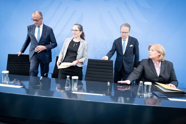 Bundeskanzler Friedrich Merz, Bärbel Bas, Bundesministerin Berlin, Bundeskanzleramt, Übergabe Bericht der Alterssicherungskommission , Bundeskanzler Friedrich Merz, Bärbel Bas, Bundesministerin für Arbeit und Soziales, Pressekonferenz Berlin Berlin GER *** Chancellor Friedrich Merz, Bärbel Bas, Federal Minister, Berlin, Federal Chancellery, Presentation of the Report by the Commission on Old-Age Security, Chancellor Friedrich Merz, Bärbel Bas, Federal Minister of Labor and Social Affairs, Press Conference, Berlin, Berlin, GER,detected_source_language