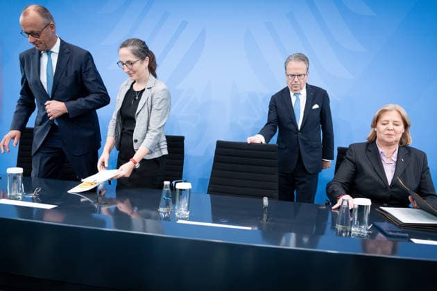 Bundeskanzler Friedrich Merz, Bärbel Bas, Bundesministerin Berlin, Bundeskanzleramt, Übergabe Bericht der Alterssicherungskommission , Bundeskanzler Friedrich Merz, Bärbel Bas, Bundesministerin für Arbeit und Soziales, Pressekonferenz Berlin Berlin GER *** Chancellor Friedrich Merz, Bärbel Bas, Federal Minister, Berlin, Federal Chancellery, Presentation of the Report by the Commission on Old-Age Security, Chancellor Friedrich Merz, Bärbel Bas, Federal Minister of Labor and Social Affairs, Press Conference, Berlin, Berlin, GER,detected_source_language
