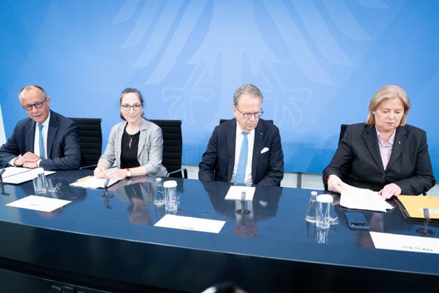 Bundeskanzler Friedrich Merz, Bärbel Bas, Bundesministerin Berlin, Bundeskanzleramt, Übergabe Bericht der Alterssicherungskommission , Bundeskanzler Friedrich Merz, Bärbel Bas, Bundesministerin für Arbeit und Soziales, Pressekonferenz Berlin Berlin GER *** Chancellor Friedrich Merz, Bärbel Bas, Federal Minister, Berlin, Federal Chancellery, Presentation of the Report by the Commission on Old-Age Security, Chancellor Friedrich Merz, Bärbel Bas, Federal Minister of Labor and Social Affairs, Press Conference, Berlin, Berlin, GER,detected_source_language