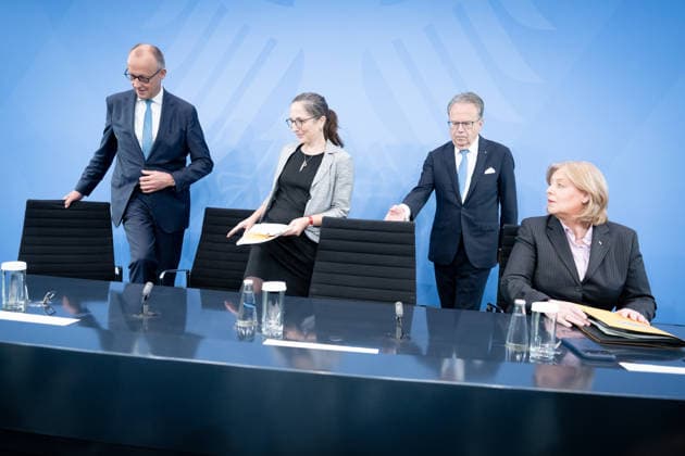Bundeskanzler Friedrich Merz, Bärbel Bas, Bundesministerin Berlin, Bundeskanzleramt, Übergabe Bericht der Alterssicherungskommission , Bundeskanzler Friedrich Merz, Bärbel Bas, Bundesministerin für Arbeit und Soziales, Pressekonferenz Berlin Berlin GER *** Chancellor Friedrich Merz, Bärbel Bas, Federal Minister, Berlin, Federal Chancellery, Presentation of the Report by the Commission on Old-Age Security, Chancellor Friedrich Merz, Bärbel Bas, Federal Minister of Labor and Social Affairs, Press Conference, Berlin, Berlin, GER,detected_source_language