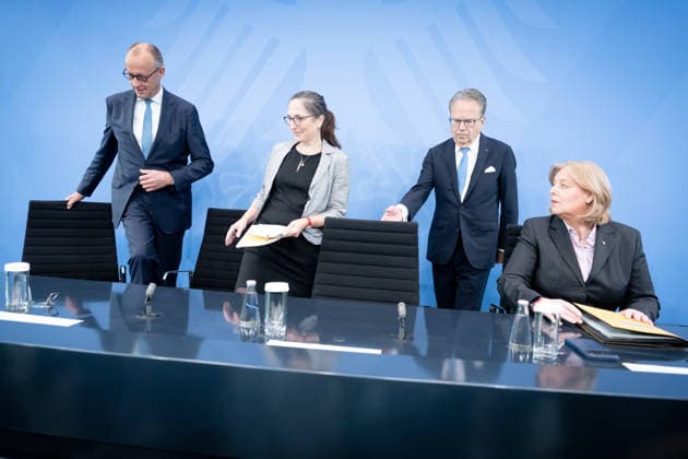 Bundeskanzler Friedrich Merz, Bärbel Bas, Bundesministerin Berlin, Bundeskanzleramt, Übergabe Bericht der Alterssicherungskommission , Bundeskanzler Friedrich Merz, Bärbel Bas, Bundesministerin für Arbeit und Soziales, Pressekonferenz Berlin Berlin GER *** Chancellor Friedrich Merz, Bärbel Bas, Federal Minister, Berlin, Federal Chancellery, Presentation of the Report by the Commission on Old-Age Security, Chancellor Friedrich Merz, Bärbel Bas, Federal Minister of Labor and Social Affairs, Press Conference, Berlin, Berlin, GER,detected_source_language