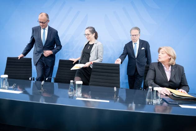 Bundeskanzler Friedrich Merz, Bärbel Bas, Bundesministerin Berlin, Bundeskanzleramt, Übergabe Bericht der Alterssicherungskommission , Bundeskanzler Friedrich Merz, Bärbel Bas, Bundesministerin für Arbeit und Soziales, Pressekonferenz Berlin Berlin GER *** Chancellor Friedrich Merz, Bärbel Bas, Federal Minister, Berlin, Federal Chancellery, Presentation of the Report by the Commission on Old-Age Security, Chancellor Friedrich Merz, Bärbel Bas, Federal Minister of Labor and Social Affairs, Press Conference, Berlin, Berlin, GER,detected_source_language