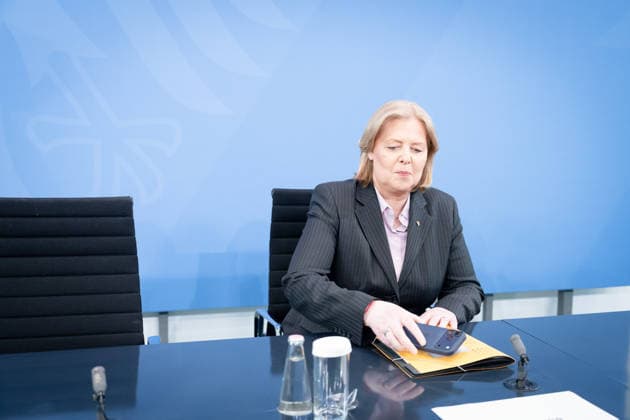 Bärbel Bas, Bundesministerin Berlin, Bundeskanzleramt, Übergabe Bericht der Alterssicherungskommission , Bärbel Bas, Bundesministerin für Arbeit und Soziales, Pressekonferenz Berlin Berlin GER *** Bärbel Bas, Federal Minister, Berlin, Federal Chancellery, Presentation of the Report by the Commission on Old-Age Security, Bärbel Bas, Federal Minister of Labor and Social Affairs, Press Conference, Berlin, Berlin, GER,detected_source_language