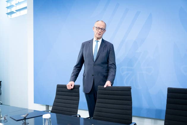 Bundeskanzler Friedrich Merz Berlin, Bundeskanzleramt, Übergabe Bericht der Alterssicherungskommission , Bundeskanzler Friedrich Merz, Pressekonferenz Berlin Berlin GER *** Chancellor Friedrich Merz, Berlin, Federal Chancellery, Presentation of the Report by the Commission on Old-Age Security, Chancellor Friedrich Merz, Press Conference, Berlin, Berlin, GER,detected_source_language
