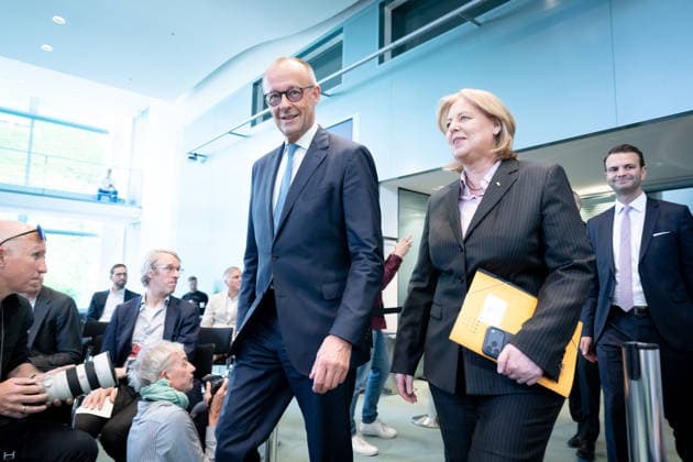 Bundeskanzler Friedrich Merz, Bärbel Bas, Bundesministerin Berlin, Bundeskanzleramt, Übergabe Bericht der Alterssicherungskommission , Bundeskanzler Friedrich Merz, Bärbel Bas, Bundesministerin für Arbeit und Soziales, Pressekonferenz Berlin Berlin GER *** Chancellor Friedrich Merz, Bärbel Bas, Federal Minister, Berlin, Federal Chancellery, Presentation of the Report by the Commission on Old-Age Security, Chancellor Friedrich Merz, Bärbel Bas, Federal Minister of Labor and Social Affairs, Press Conference, Berlin, Berlin, GER,detected_source_language