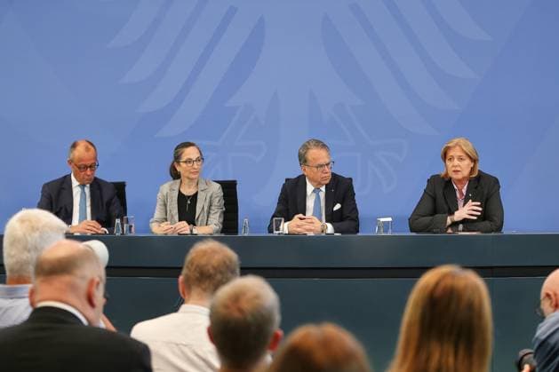 Berlin, Deutschland, 23.06.2026: Bundeskanzleramt: Übergabe des Berichts der Alterssicherungskommission: Bundeskanzler Friedrich Merz (CDU), Constanze Janda, Frank-Jürgen Weise und Bundesministerin für Arbeit und Soziales Bärbel Bas (SPD) *** Berlin, Germany, June 23, 2026, Federal Chancellery Copyright: xdtsxNachrichtenagenturx dts_124462