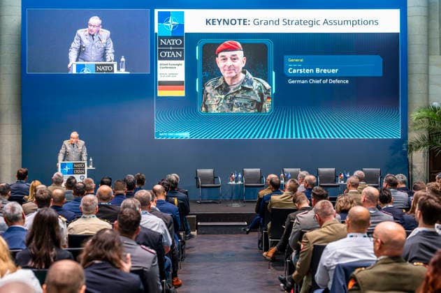 Carsten Breuer EUR, Deutschland, Berlin, 23.06.2026: Keynote von Generalinspektor Carsten Breuer. Die Allied Foresight Conference ist ein Forum für den internationalen Austausch über strategische Zukunftsfragen. Ziel der Veranstaltung ist es, Perspektiven aus Militär, Politik, Wissenschaft und Gesellschaft zusammenzuführen und den Blick über aktuelle Krisen hinaus auf sicherheitspolitische Herausforderungen und die Verteidigungsfähigkeit aller NATO-Staaten für die kommenden Jahrzehnte zu richten. *** Carsten Breuer EUR, Germany, Berlin, June 23, 2026 Keynote Address by Inspector General Carsten Breuer The Allied Foresight Conference is a forum for international exchange on strategic issues of the future. The goal of the event is to