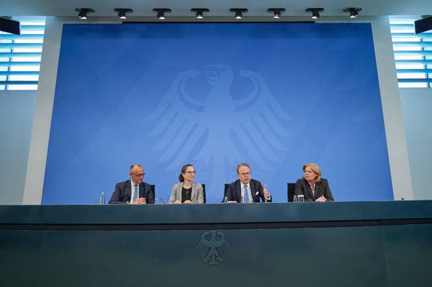Uebergabe des Berichts der Alterssicherungskommission an Bundeskanzler Friedrich Merz und Bundesarbeitsministerin Baerbel Bas am Dienstag den 23. Juni 2026. 23.6.2026, Berlin Copyright: Christian-Ditsch.de EDITORIAL USE ONLY *** Presentation of the report by the Pension Security Commission to Federal Chancellor Friedrich Merz and Federal Minister of Labor Baerbel Bas on Tuesday, June 23, 2026, Berlin. Copyright Christian Ditsch. EDITORIAL USE ONLY,detected_source_language Copyright: Christian-Ditsch.de D26D0623BerichtRentenkommission093236