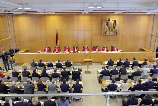 Vor dem Bundesverfassungsgericht in Karlsruhe hat am Dienstag (23.06.2026) die muendliche Verhandlung ueber die Beschwerden von ARD und ZDF gegen die ausgebliebene Erhoehung des Rundfunkbeitrags begonnen. Die Sender zogen im November 2024 nach Karlsruhe, nachdem die Bundeslaender die von der Finanzkommission KEF empfohlene Anhebung zum 1. Januar 2025 um 58 Cent auf monatlich 18,94 Euro nicht umgesetzt hatten (AZ: 1 BvR 2524 24 und 1 BvR 2525 24). Ein Urteil wird erst in einigen Wochen erwartet. (Siehe epd-Meldung vom 23.06.2026) EDITORIAL USE ONLY *** On Tuesday, June 23, 2026, oral arguments began before the Federal Constitutional Court in Karlsruhe regarding the appeals filed by ARD and ZDF against the failure to increase the broadcasting Copyright: epd-bild JoergxDonecker epd-Rundfunkbeitrag_Verhandlung3-kopieren