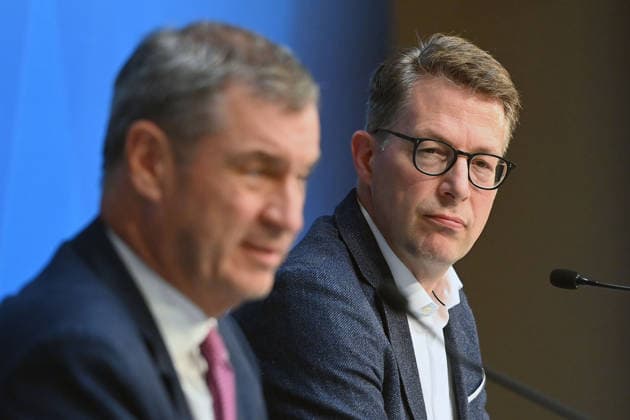 v.li:Markus SOEDER (Ministerpraesident Bayern und CSU Vorsitzender), Markus BLUME (CSU,Bayerischer Staatsminister für Wissenschaft und Kunst), Pressekonferenz der Bayerischen Staatsregierung nach Kabinettssitzung am 23.06.2026 im Prinz Carl Palais in Muenchen. *** From left
