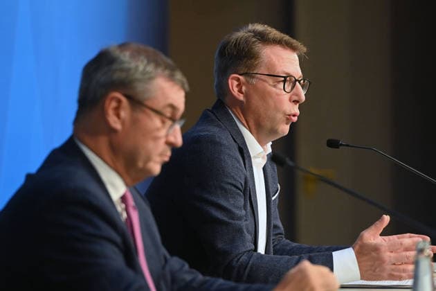 Markus BLUME (CSU,Bayerischer Staatsminister für Wissenschaft und Kunst), vorne:Markus SOEDER (Ministerpraesident Bayern und CSU Vorsitzender)- Pressekonferenz der Bayerischen Staatsregierung nach Kabinettssitzung am 23.06.2026 im Prinz Carl Palais in Muenchen. *** Markus BLUME (CSU), Bavarian Minister of State for Science and the Arts; in the foreground, Markus SOEDER, Minister-President of Bavaria and CSU Chairman. Press conference of the Bavarian State Government following the cabinet meeting on June 23, 2026, at the Prinz Carl Palais in Munich.,detected_source_language