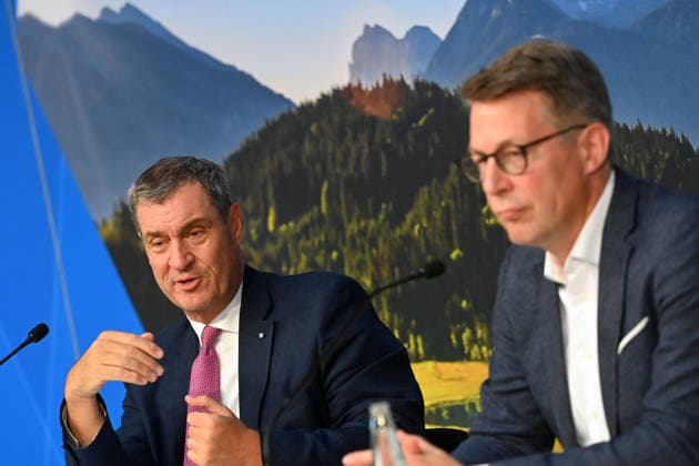 v.li:Markus SOEDER (Ministerpraesident Bayern und CSU Vorsitzender), Markus BLUME (CSU,Bayerischer Staatsminister für Wissenschaft und Kunst), Pressekonferenz der Bayerischen Staatsregierung nach Kabinettssitzung am 23.06.2026 im Prinz Carl Palais in Muenchen. *** From left