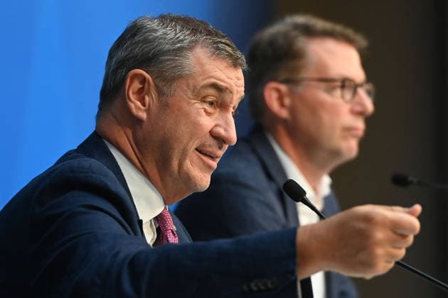 v.li:Markus SOEDER (Ministerpraesident Bayern und CSU Vorsitzender), Markus BLUME (CSU,Bayerischer Staatsminister für Wissenschaft und Kunst), Pressekonferenz der Bayerischen Staatsregierung nach Kabinettssitzung am 23.06.2026 im Prinz Carl Palais in Muenchen. *** From left