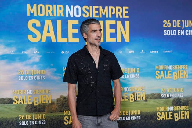 June 23, 2026, Madrid, Madrid, Spain: Spanish actor RAUL PRIETO poses for the media during the photocall for the presentation of the movie Morir no siempre sale bien held at Leclab Madrid. Directed by Claudia Pinto the black comedy film tells the story of two families from different social backgrounds forced to interact after the kidnapping of a corpse. The cinematic project explores social differences through irony and empathy offering a critical portrait of modern society. Madrid Spain - ZUMAo127 20260623_zep_o127_013 Copyright: xHugoxOrtunox