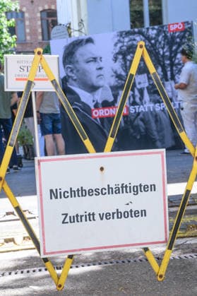 photonews.at – Wien, 23.06.2026. Pressegespräch der SPÖ zur Sommertour Ordnen statt Spalten . Der Bundesparteivorsitzende und der Bundesgeschäftsführer informieren über die Sommertour der SPÖ sowie deren politische Schwerpunkte und geplante Aktivitäten. PHOTO: Eingang zur Vernstaltung; Vizekanzler Andreas Babler (SPÖ) SPÖ press briefing on the party s Ordnen statt Spalten summer tour. The party leader and secretary general outline the campaign s political priorities and upcoming activities. Sommertour, Opposition, Parteipolitik, Kommunikation, Öffentlichkeit, Dialog, Tour, opposition, communication, outreach Pressegespräch der SPÖ zur Sommertour Ordnen statt Spalten *** photonews at – Vienna, June 23, 2026 SPÖ press briefing on th 