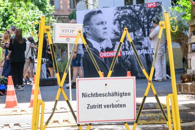 photonews.at – Wien, 23.06.2026. Pressegespräch der SPÖ zur Sommertour Ordnen statt Spalten . Der Bundesparteivorsitzende und der Bundesgeschäftsführer informieren über die Sommertour der SPÖ sowie deren politische Schwerpunkte und geplante Aktivitäten. PHOTO: Eingang zur Veranstaltung; Vizekanzler Andreas Babler (SPÖ) SPÖ press briefing on the party s Ordnen statt Spalten summer tour. The party leader and secretary general outline the campaign s political priorities and upcoming activities. Sommertour, Opposition, Parteipolitik, Kommunikation, Öffentlichkeit, Dialog, Tour, opposition, communication, outreach Pressegespräch der SPÖ zur Sommertour Ordnen statt Spalten *** photonews at – Vienna, June 23, 2026 SPÖ press briefing on t 