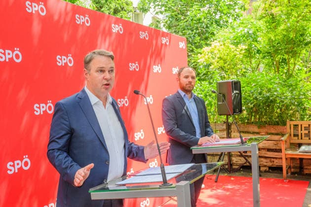 photonews.at – Wien, 23.06.2026. Pressegespräch der SPÖ zur Sommertour Ordnen statt Spalten . Der Bundesparteivorsitzende und der Bundesgeschäftsführer informieren über die Sommertour der SPÖ sowie deren politische Schwerpunkte und geplante Aktivitäten. PHOTO: Vizekanzler Andreas Babler (SPÖ) und Bundesgeschäftsführer der SPÖ Klaus Seltenheim SPÖ press briefing on the party s Ordnen statt Spalten summer tour. The party leader and secretary general outline the campaign s political priorities and upcoming activities. Sommertour, Opposition, Parteipolitik, Kommunikation, Öffentlichkeit, Dialog, Tour, opposition, communication, outreach Pressegespräch der SPÖ zur Sommertour Ordnen statt Spalten *** photonews at – Vienna, June 23, 2026 