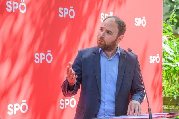 photonews.at – Wien, 23.06.2026. Pressegespräch der SPÖ zur Sommertour Ordnen statt Spalten . Der Bundesparteivorsitzende und der Bundesgeschäftsführer informieren über die Sommertour der SPÖ sowie deren politische Schwerpunkte und geplante Aktivitäten. PHOTO: Bundesgeschäftsführer der SPÖ Klaus Seltenheim SPÖ press briefing on the party s Ordnen statt Spalten summer tour. The party leader and secretary general outline the campaign s political priorities and upcoming activities. Sommertour, Opposition, Parteipolitik, Kommunikation, Öffentlichkeit, Dialog, Tour, opposition, communication, outreach Pressegespräch der SPÖ zur Sommertour Ordnen statt Spalten *** photonews at – Vienna, June 23, 2026 SPÖ Press Briefing on the Unite Ins 